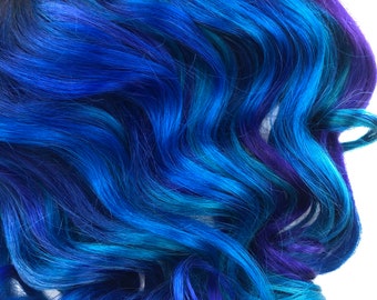 Può includere: Primo piano di extension per capelli ondulati blu, turchese e viola.