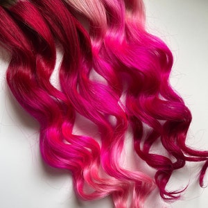 バーガンディとピンクのヘアエクステンション、クリップイン、テープ、ヘアウェフト、人毛エクステンション、バレンタインピンクのオンブレヘア