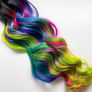 明るいネオンカラーの人毛エクステンション、手染めの明るいネオンピンク、ネオングリーンの UV ライトヘア、ヘアウェフト、テープイン、クリップインヘアエクステンション。