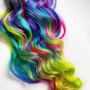 明るいネオンカラーの人毛エクステンション、手染めの明るいネオンピンク、ネオングリーンの UV ライトヘア、ヘアウェフト、テープイン、クリップインヘアエクステンション。