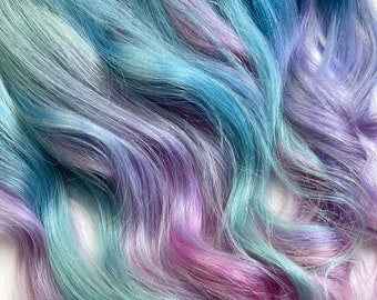 Capelli pastello primaverili, estensioni per capelli balayage ombré viola, blu e malva, nastri nei capelli, trame di capelli, estensioni di capelli umani, capelli da sirena