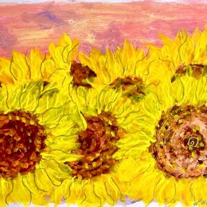 Op de afbeelding: Een olieverfschilderij van zonnebloemen in volle bloei. De heldergele bloemblaadjes contrasteren met de donkerbruine centra. De achtergrond is een mix van roze, paarse en oranje tinten, wat een warm, zomers gevoel creëert.