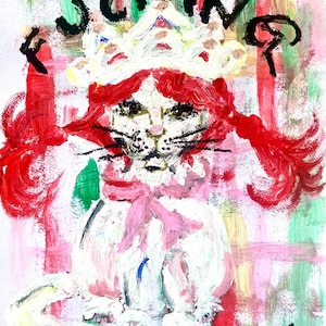 Op de afbeelding: Een expressief schilderij van een kat met een kroon en een roze strik, met de woorden "QUEEN FUCKING EVERYTHING" in vette zwarte letters. Het kunstwerk heeft een levendig kleurenpalet met rode, roze, groene en witte penseelstreken.