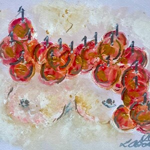 Op de afbeelding: Een abstract aquarel schilderij van een tros rode en gouden appels met donkere stelen. De appels zijn gerangschikt in een losse, organische vorm tegen een witte en beige achtergrond. De handtekening van de kunstenaar staat rechtsonder.