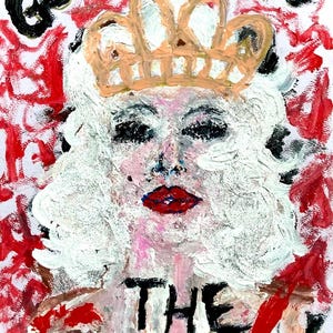 Op de afbeelding: Een expressief schilderij van een vrouw met een kroon, met de woorden "GOD SAVE THE QUEEN" en "THE QUEEN" in vette tekst. Het kunstwerk heeft een witte achtergrond met rode en zwarte penseelstreken, en de vrouw heeft rode lippen.