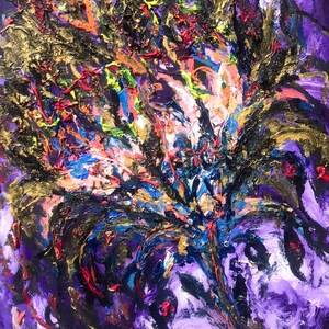Op de afbeelding: Abstract schilderij met een getextureerd, gelaagd uiterlijk. Het kunstwerk toont een levendige mix van kleuren, waaronder paars, goud, zwart, rood, blauw en groen. De penseelstreken creëren een dynamische compositie, met de nadruk op diepte en beweging.