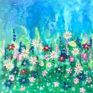 Op de afbeelding: Een abstract schilderij van een levendige bloementuin. Het kunstwerk toont een mix van witte, roze, rode en blauwe bloemen tegen een groene achtergrond, met een blauwe lucht erboven. Het schilderij heeft een getextureerde, penseelstijl.