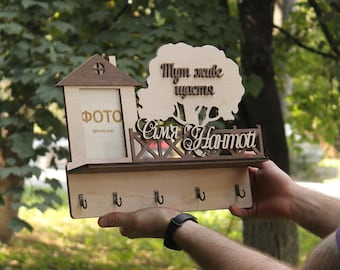 Llavero de casa de madera personalizado con árbol y valla, foto y apellido, organizador de pared, 37 x 30 cm