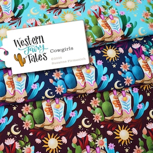 Könnte beinhalten: Stoff mit einem sich wiederholenden Muster aus Cowboy-Stiefeln, Kakteen, Blumen, Sonnen und Monden in Blau-, Grün-, Rosa- und Brauntönen. Das Etikett lautet "Western Fairy Tales Cowgirls ©2025 Susanne Firmenich."