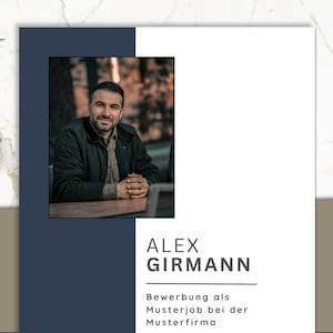 Könnte beinhalten: Ein professionelles Porträt eines Mannes in einer dunklen Jacke vor einem marineblauen und weißen Hintergrund. Der Name "ALEX GIRMANN" wird fett und schwarz angezeigt, zusammen mit deutschem Text darunter. Das Logo "Die Bewerbungsbringer" befindet sich in der oberen linken Ecke.