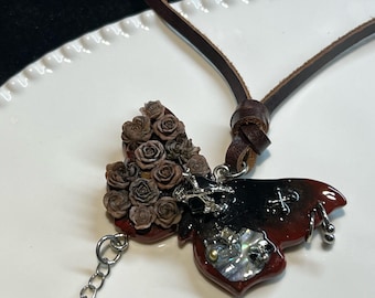 手作り粘土の蝶ネックレス、ブラウンローズ付き。ギフトに最適なエッジの効いた職人のジュエリー。