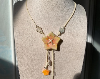 パステルカラーの星型ボタンの粘土ネックレス、手作りの風変わりなビーズジュエリー