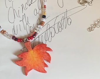 秋の葉の粘土製ペンダントネックレス、カスタム名入り手作り秋ビーズジュエリー