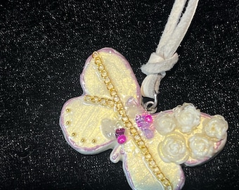 花のディテールが施された手作りの粘土製バタフライネックレス。ギフトに最適なユニークな職人のジュエリー。