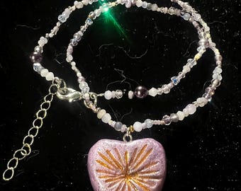 ラベンダーハートサンバーストクレイネックレス、環境に優しい手作りビーズジュエリー