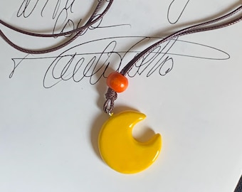 カスタムイエロームーンクレイペンダントネックレス、手作りのパーソナライズされた天体ジュエリー
