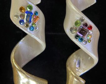 虹色の渦巻き模様のクリスタルクレイイヤリング。環境に優しい手作りのステートメントジュエリー。