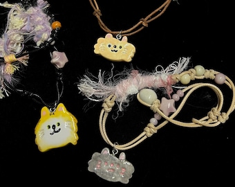 手描きポリマークレイ製猫チャームブレスレット、ふわふわコードジュエリー