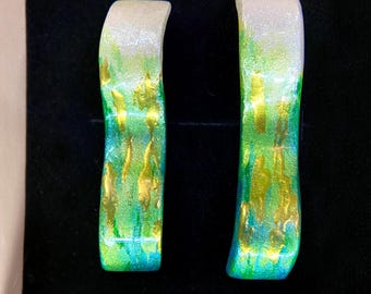 虹色に輝くグリーンゴールドのクレイイヤリング。環境に優しいハンドメイドのステートメントジュエリー。