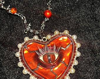 手作りの粘土製ハート型イーブルアイネックレス – 職人によるパールジュエリー