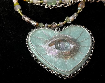 ハンドメイドビーズの邪眼ハートネックレス - 職人による重ね着グリーンペンダントの手作りジュエリー