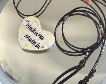 カスタム引用ハート型クレイネックレス、手作りのパーソナライズされた斑点模様のジュエリー