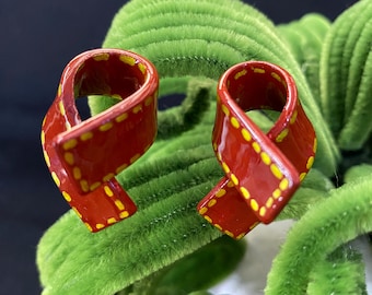 テラコッタゴールドドットリボン粘土イヤリング、環境に優しい手作りジュエリー