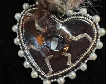 手作りの粘土製ハートアイペンダントネックレス、パールのディテールが施された職人によるボヘミアンジュエリー