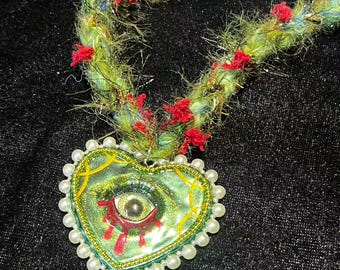 ハンドメイドのミスティカルアイハートペンダントネックレス、エクレクティックジュエリー