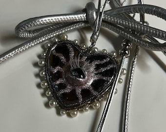 ハンドメイドゴシックハートアイキーホルダー、シルバーリボン、魔女風バッグチャーム