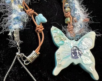 手作り粘土の蝶のネックレス、テクスチャードファイバーのボヘミアンジュエリー