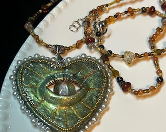 手作りの粘土製ハートアイネックレス。ボヘミアン愛好家のためのビーズチェーン付き職人ジュエリー。