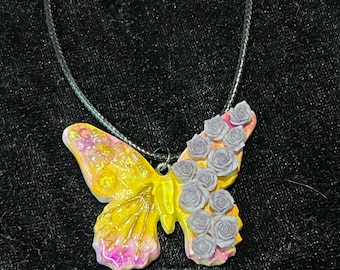 手作りの粘土製バタフライローズネックレス。ボヘミアン愛好家のための職人によるカラフルな花のペンダントジュエリー。