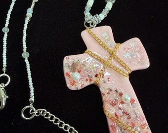 ハンドメイドのピンククレイクロスペンダントネックレス、パールビーズのY2Kジュエリー