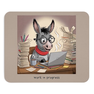 Work in Progress - Esel Arthur im Büro / Mauspad mit Humor