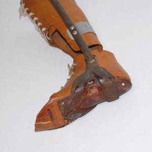 Puede incluir: Un letrero de madera r&uacute;stico con el texto "Welcome to our porch" en letras blancas. El letrero presenta un acabado envejecido y un dise&ntilde;o sencillo y acogedor, ideal para la decoraci&oacute;n exterior.