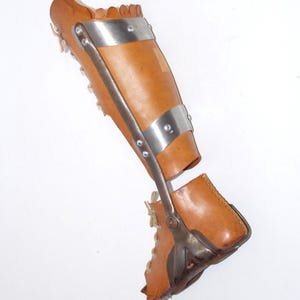 Puede incluir: Un letrero de madera r&uacute;stica con el texto "Welcome to our home" en letras blancas. El letrero presenta un acabado envejecido y un dise&ntilde;o sencillo y acogedor.