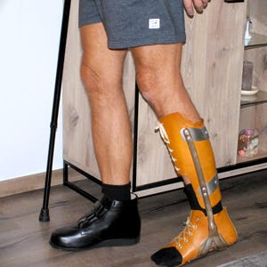 Raro y grande aparato ortopédico para pierna de polio AFO de cuero metálico rígido, vintage, para adultos, de los años 90, Gehapparat Beinschiene steampunk imagen 2
