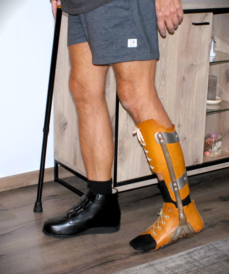 Raro y grande aparato ortopédico para pierna de polio AFO de cuero metálico rígido, vintage, para adultos, de los años 90, Gehapparat Beinschiene steampunk imagen 2