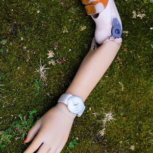 Kleine prothetische arm voor dames, via elleboogamputatie met cosmetische hand-steampunk