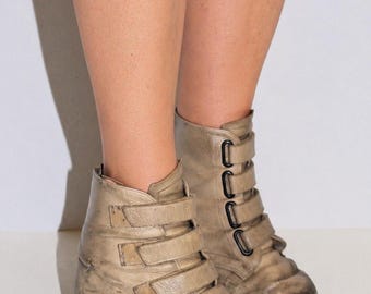 medianas a grandes, muy voluminosas, muy usadas, unisex, ortopédicas, botas, pie zambo, polio, steampunk, usadas