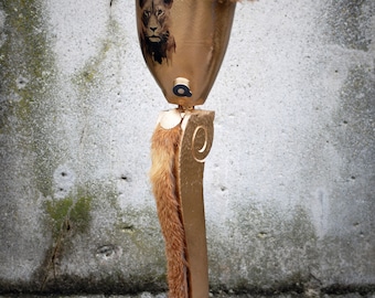 Pierna de palo excepcionalmente rara y romántica para mujer, "Miss Lionheart", prótesis de pierna por encima de la rodilla para amputados.