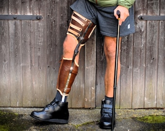 Straordinario tutore rigido per gamba KAFO in metallo e pelle vintage anni '70, unisex, steampunk