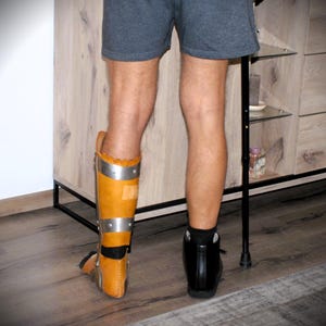 Puede incluir: Un juego de tres tazas de cer&aacute;mica con un acabado mate moteado. Las tazas son en tonos crema, gris claro y gris oscuro. Cada taza tiene un dise&ntilde;o simple y minimalista, ideal para caf&eacute; o t&eacute;.