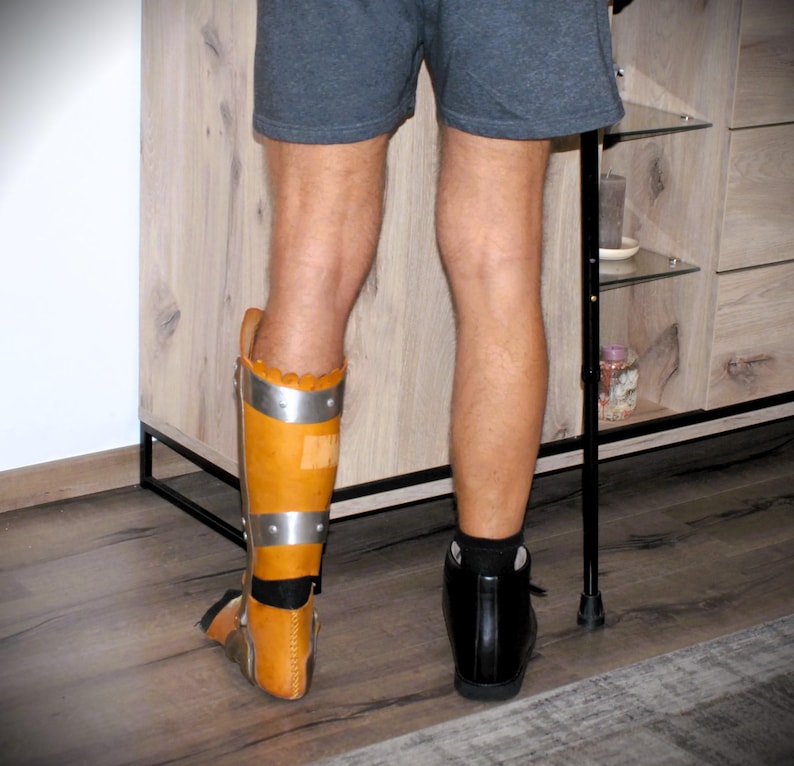 Puede incluir: Un juego de tres tazas de cer&aacute;mica con un acabado mate moteado. Las tazas son en tonos crema, gris claro y gris oscuro. Cada taza tiene un dise&ntilde;o simple y minimalista, ideal para caf&eacute; o t&eacute;.