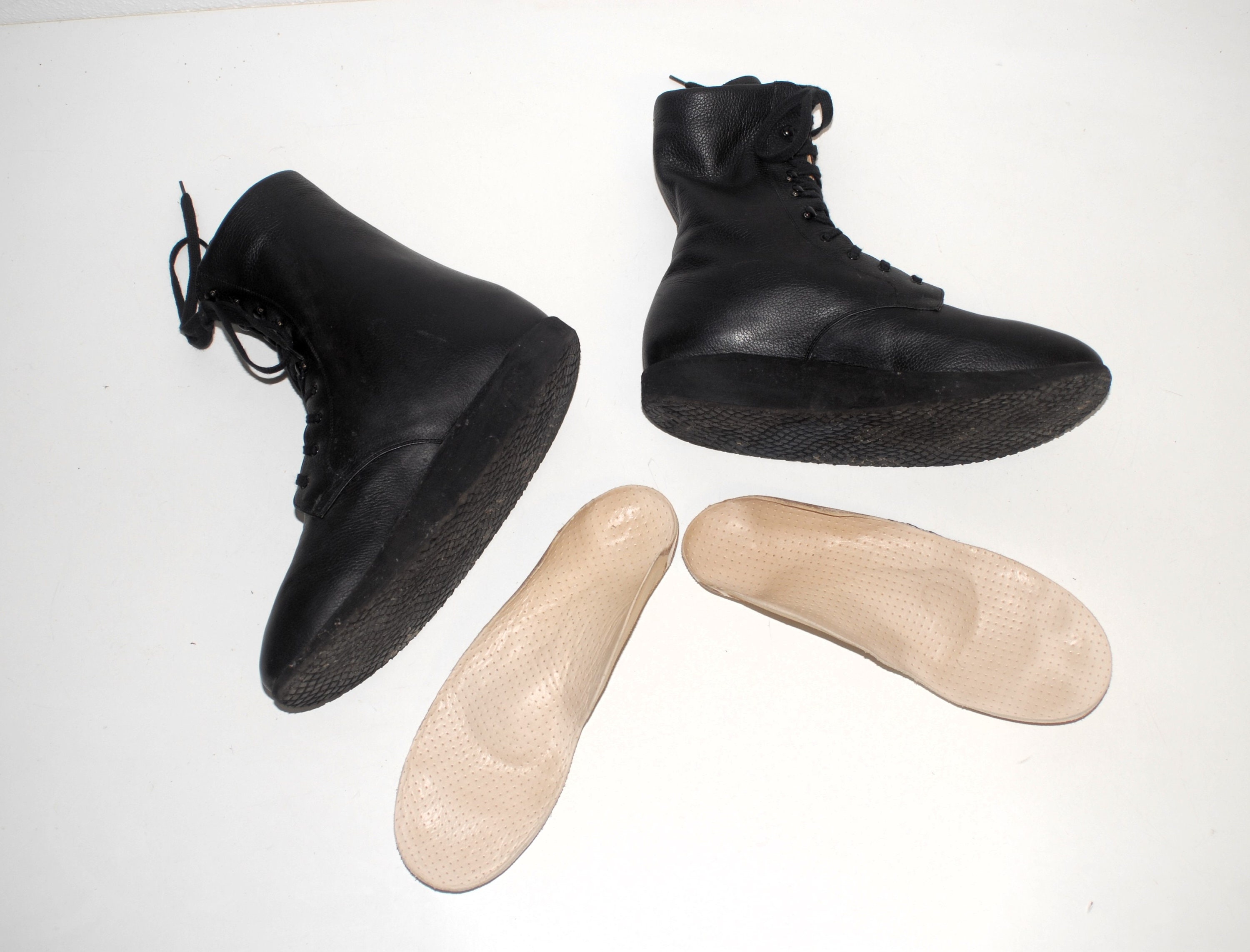 Rares grandes et volumineuses chaussures orthopédiques en cuir