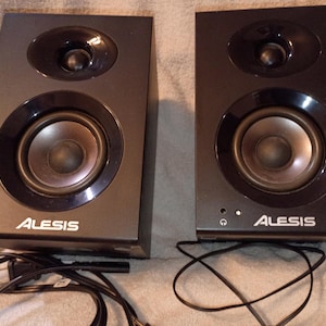 Alesis Elevate 3 Powered Studio Monitor Pair – Compact Desktop Speakers with Bass Boost