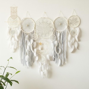 Juego grande de atrapasueños de macramé • Colgante de pared bohemio con plumas