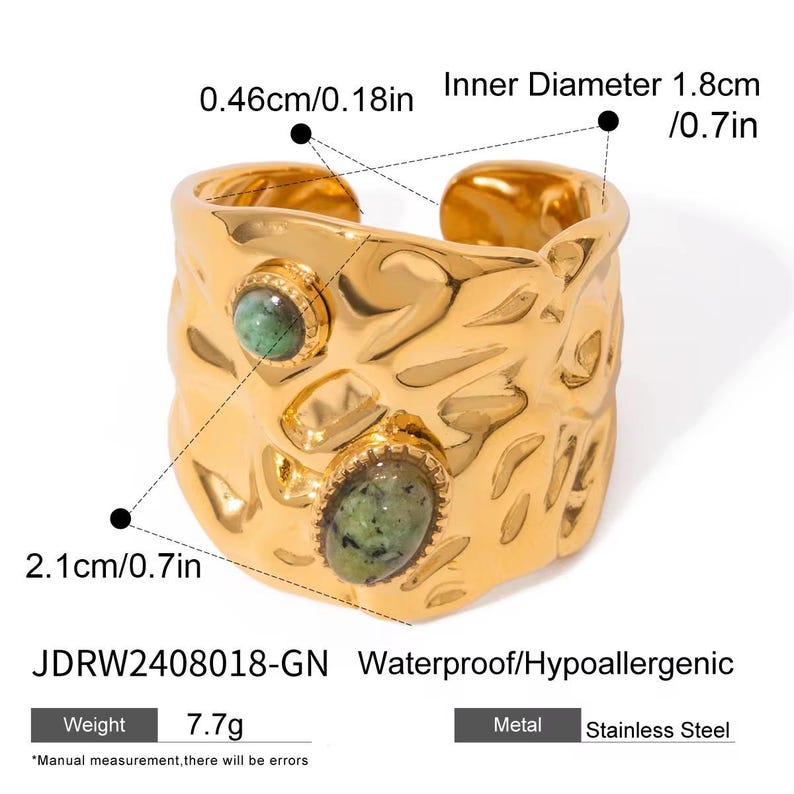 May include: A gold-coloured stainless steel ring with a textured surface and two oval-shaped green gemstones. The ring has an inner diameter of 1.8 cm and is 2.1 cm wide. The ring is waterproof and hypoallergenic.