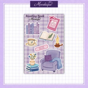 Peut inclure: Une planche d'autocollants intitulée Reading Nook par Mooshique avec des illustrations de livres, une tasse, une bougie, une liseuse rose avec le texte Just one more chapter, un pansement marqué Books, un vase de fleurs et un fauteuil violet.